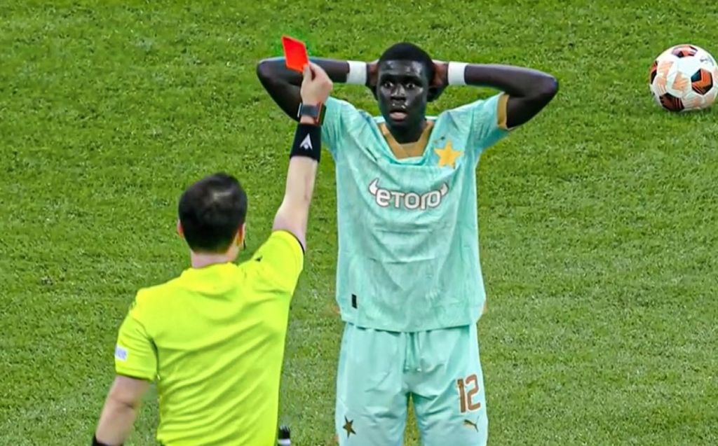 Εγκληματικό τάκλιν και αποβολή – Πήγε να κόψει την καριέρα του Πούλισικ! (vid)