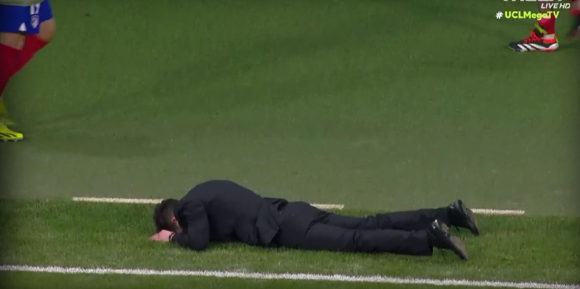 Δεν άντεξε το δράμα και «έσβησε» ο Σιμεόνε! Δεν πίστευε τι έχασε ο Ρικέλμε στο 92′! (vids)