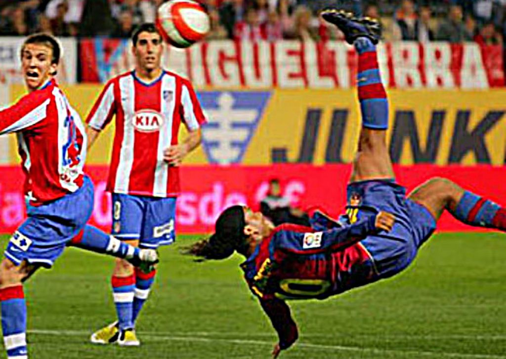 Σαν σήμερα το τελευταίο… παστέλι του Ροναλντίνιο με την Μπαρτσελόνα με ψαλιδάκι! (vid)