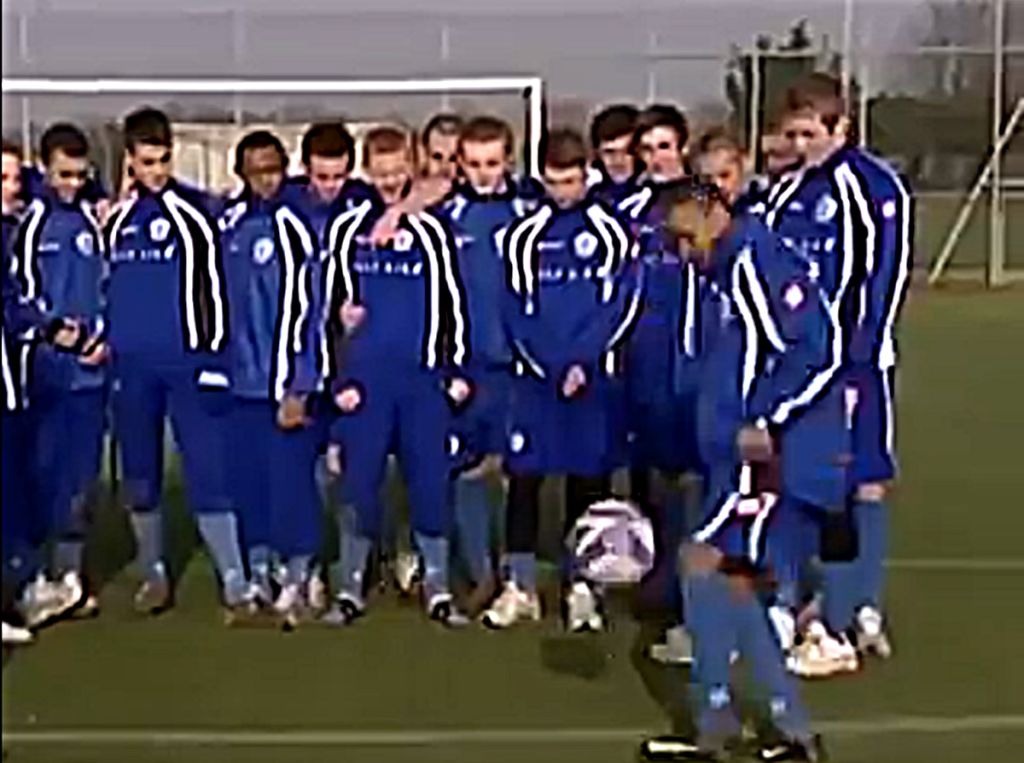 Όταν ο Στέρλινγκ «μοίραζε σακούλες» στα τσικό της ΚΠΡ! (vid)