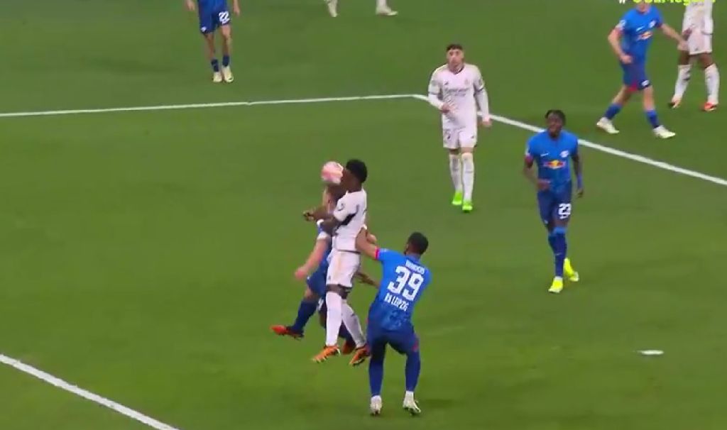 Λες και έπαιζε… γερμανικό ο Βινίσιους, πήγε να σκοράρει με τον ώμο! (vid)