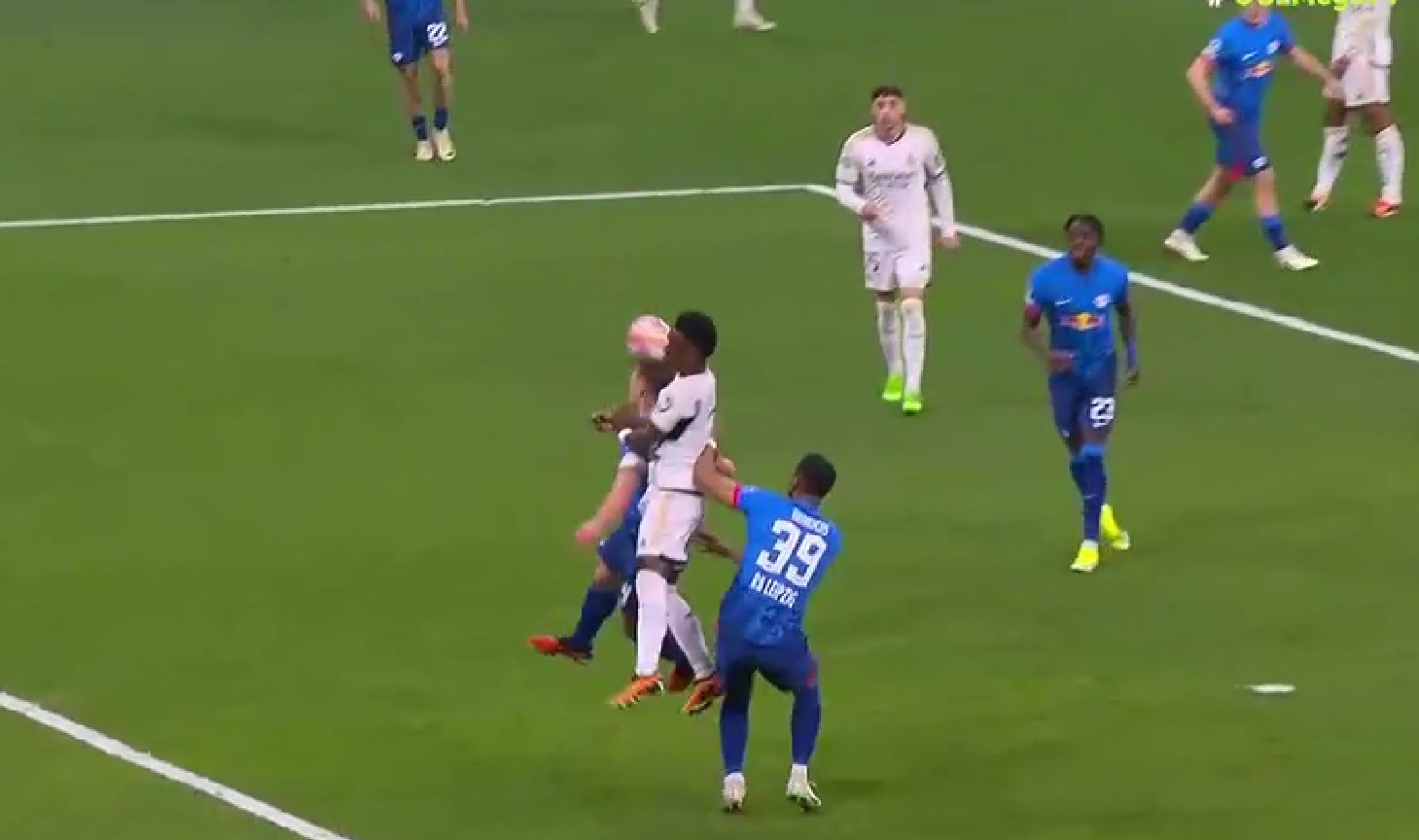 Λες και έπαιζε… γερμανικό ο Βινίσιους, πήγε να σκοράρει με τον ώμο! (vid)