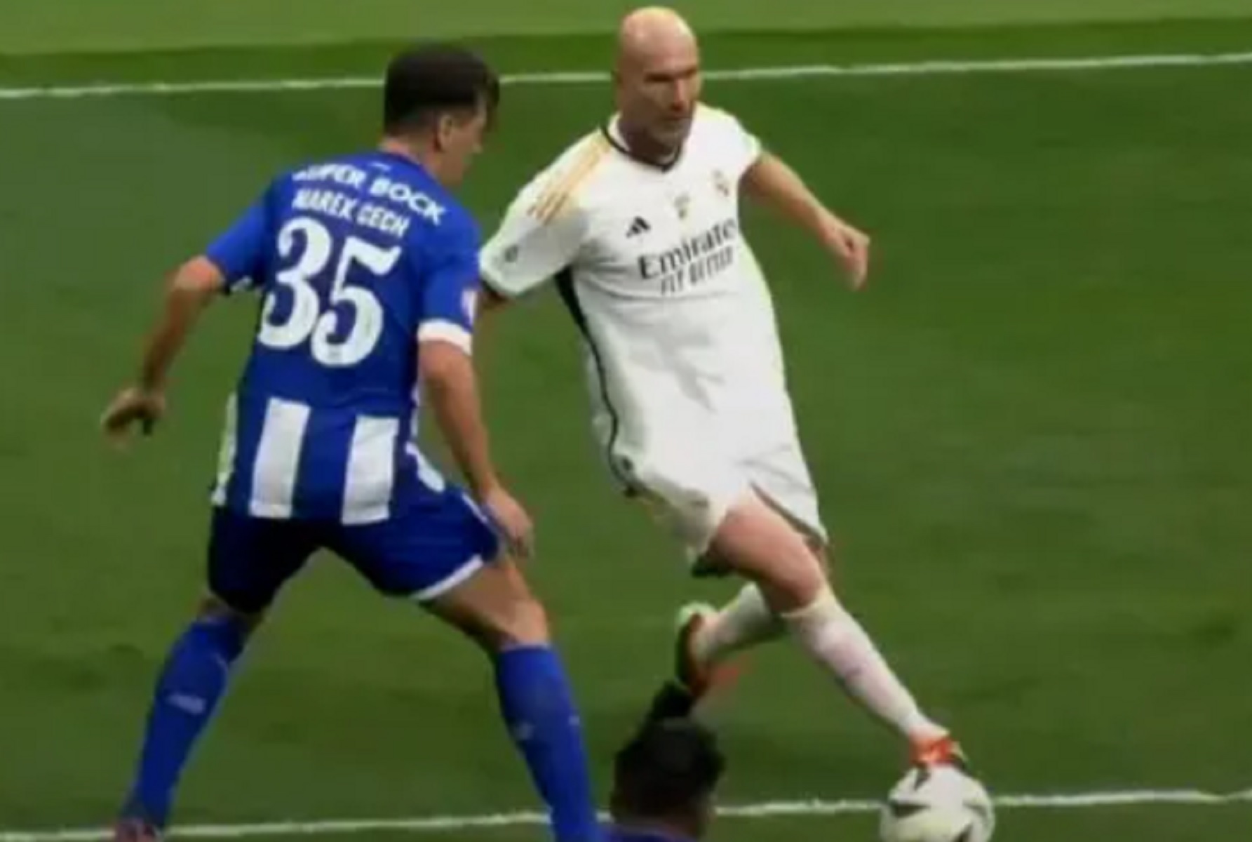 Ζιντάν, αλητεία – Η τέχνη δεν ξεχνιέται και στα 51 του «ζάλισε» το Μπερναμπέου (vid)