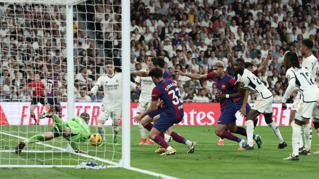 Αποκαλύφθηκε ο διάλογος των διαιτητών για τη μεγάλη φάση της Μπαρτσελόνα!