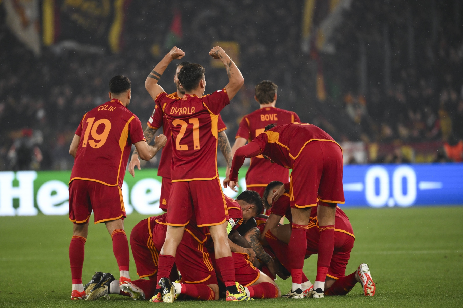 H Ρόμα απειλεί να γκρεμίσει το αήττητο της Λέβερκούζεν