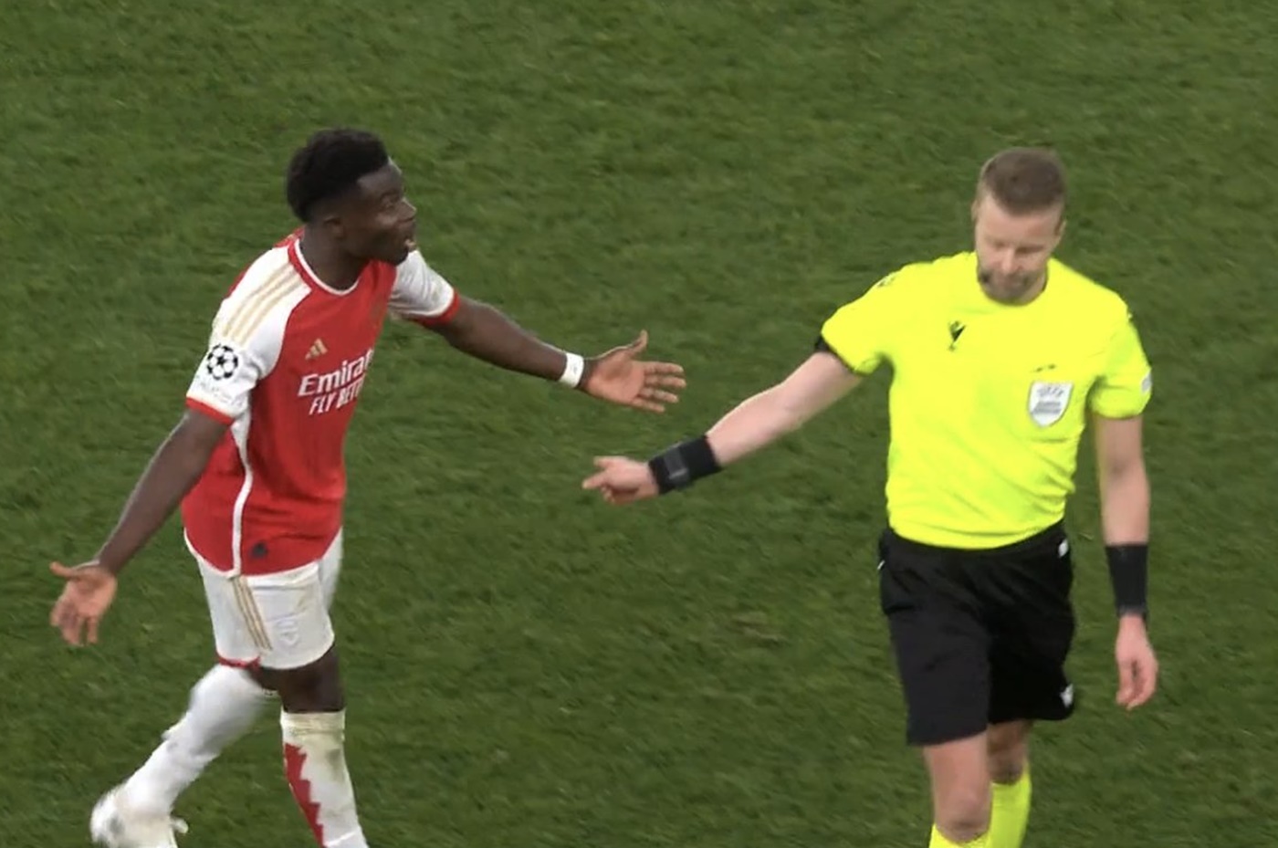 Ο διαιτητής κράτησε όρθια την Μπάγερν στο Λονδίνο, ουρλιάζει η Άρσεναλ! (vids)