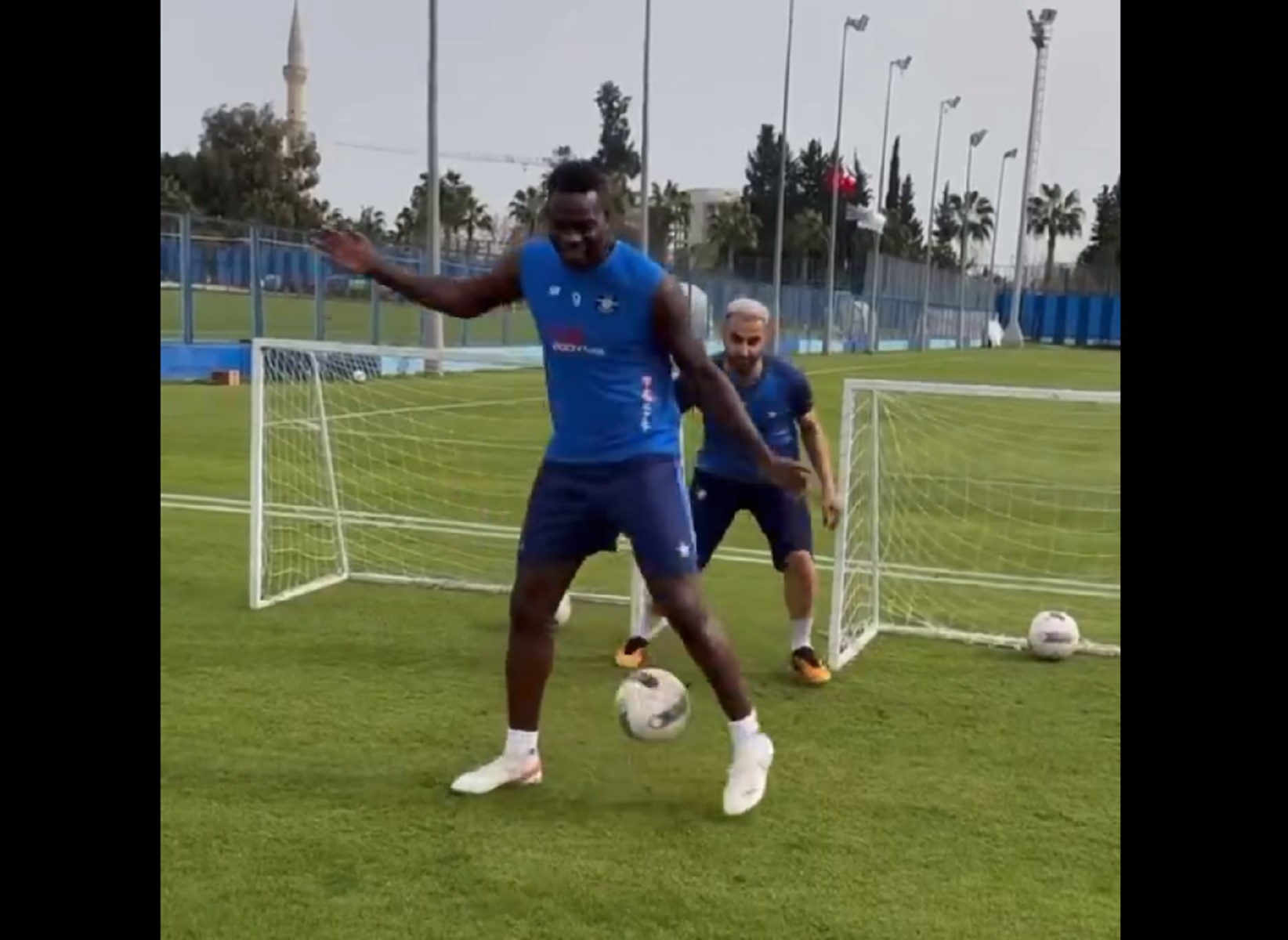 O Μπαλοτέλι κάνει… πλάκα με ανελέητα τακουνάκια σε συμπαίκτη του (vid)