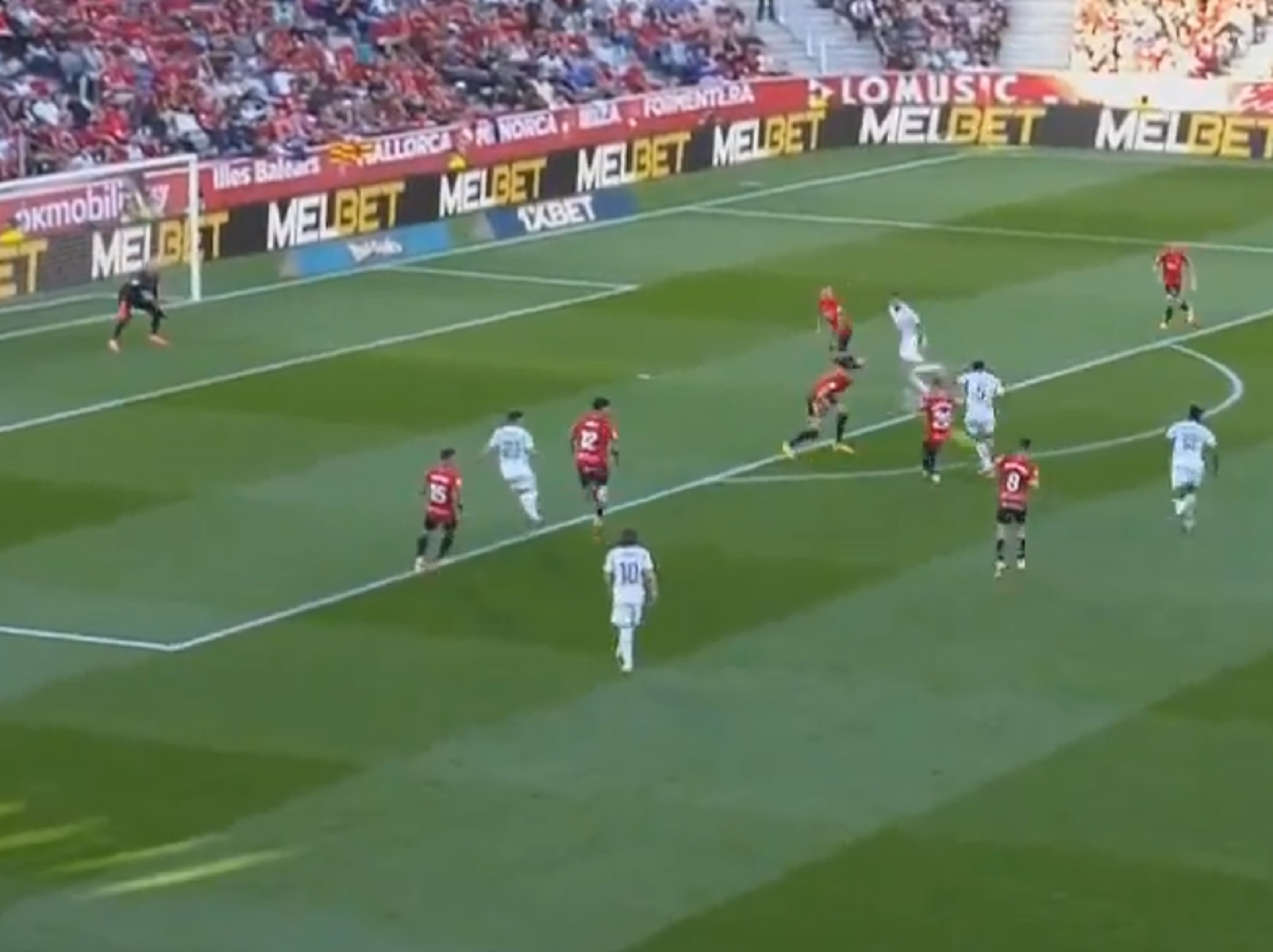 To πλασέ – δυναμίτης του Μπέλινγχαμ «έσπασε» το δοκάρι της Μαγιόρκα (vid)