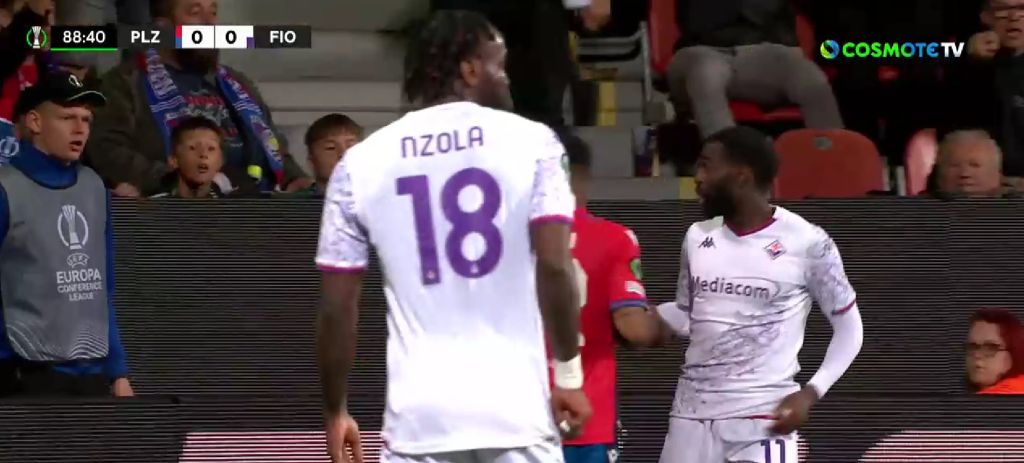 Απαράδεκτη κίνηση από παίκτη της Φιορεντίνα: Έσπρωξε ball boy! (vid)