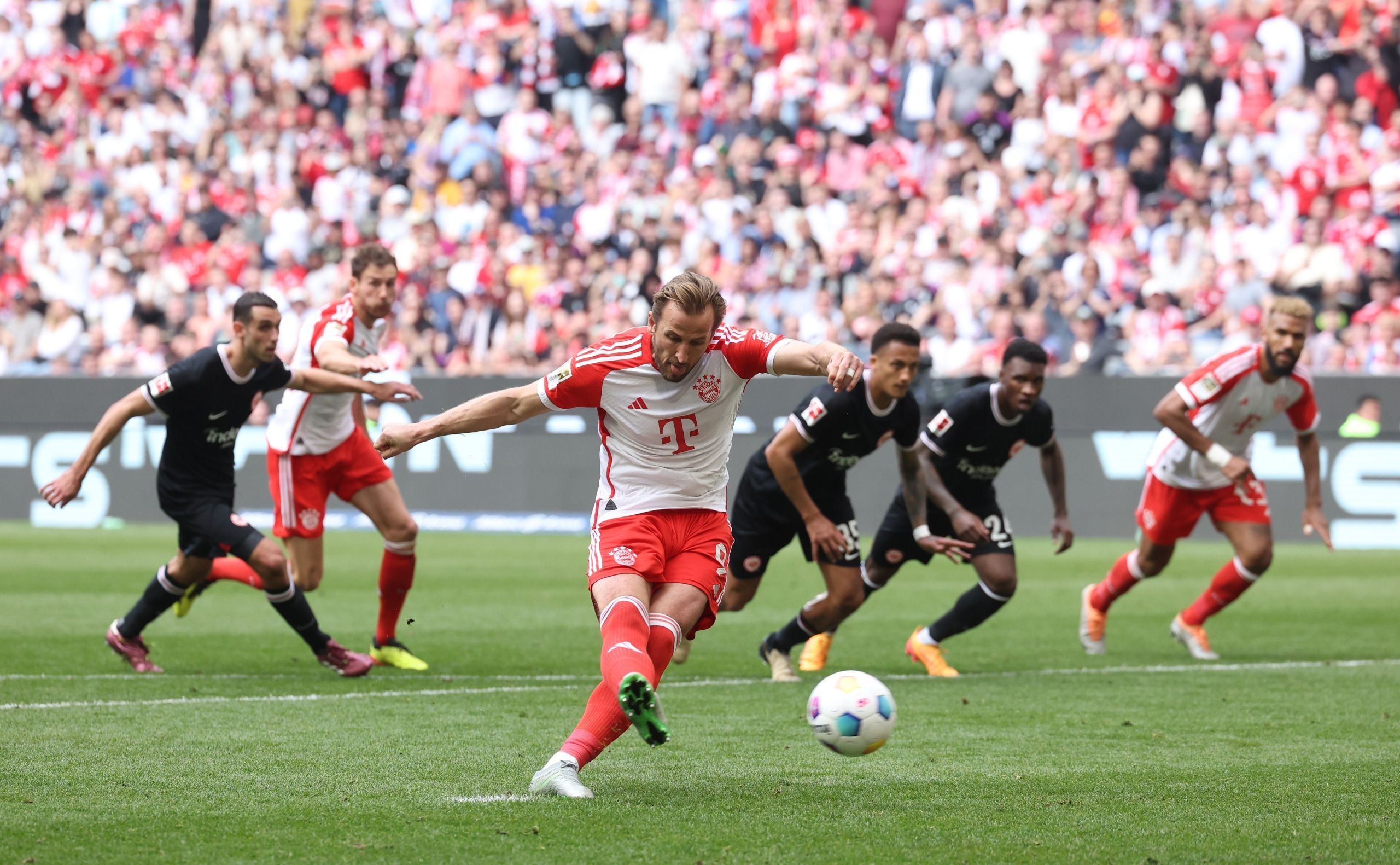 Κέιν… ασταμάτητος – Νίκησε μόνος του την Άιντραχτ και «προειδοποίησε» τη Ρεάλ! (vid)