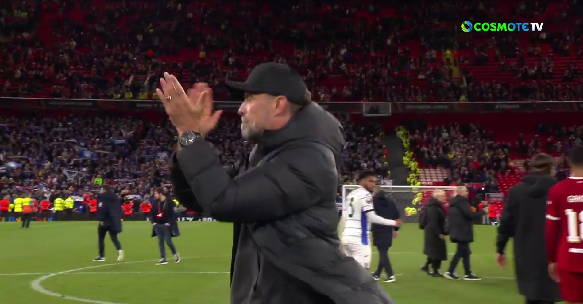 Το μεγαλείο του Κλοπ έλαμψε στα δύσκολα: Δεν σταμάτησε να χειροκροτά τους τελευταίους πιστούς! (vids)