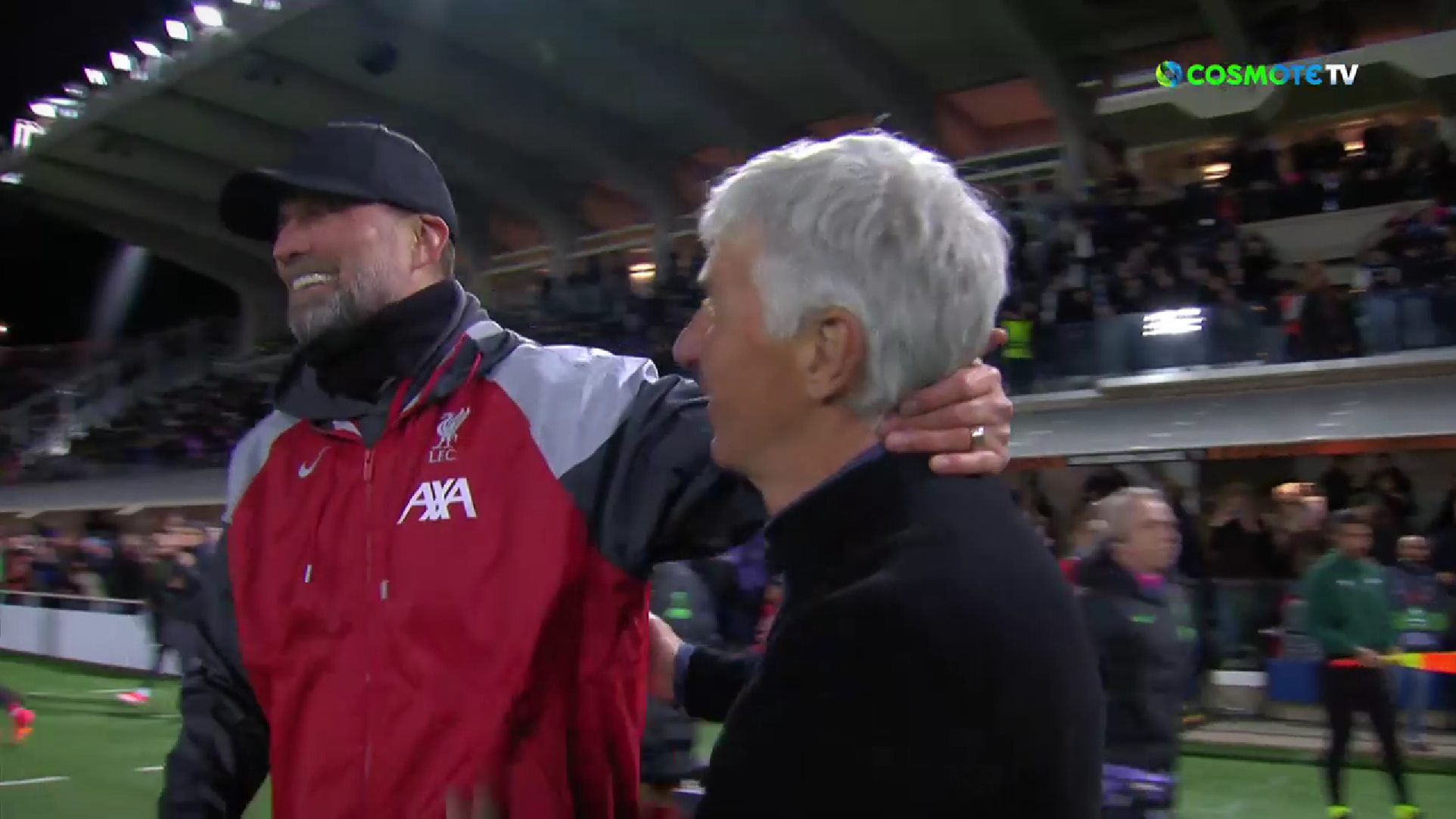 Κλοπ, είσαι αξεπέραστος: Αποκλείστηκε και τους αγκάλιασε όλους έναν προς έναν! (vid)