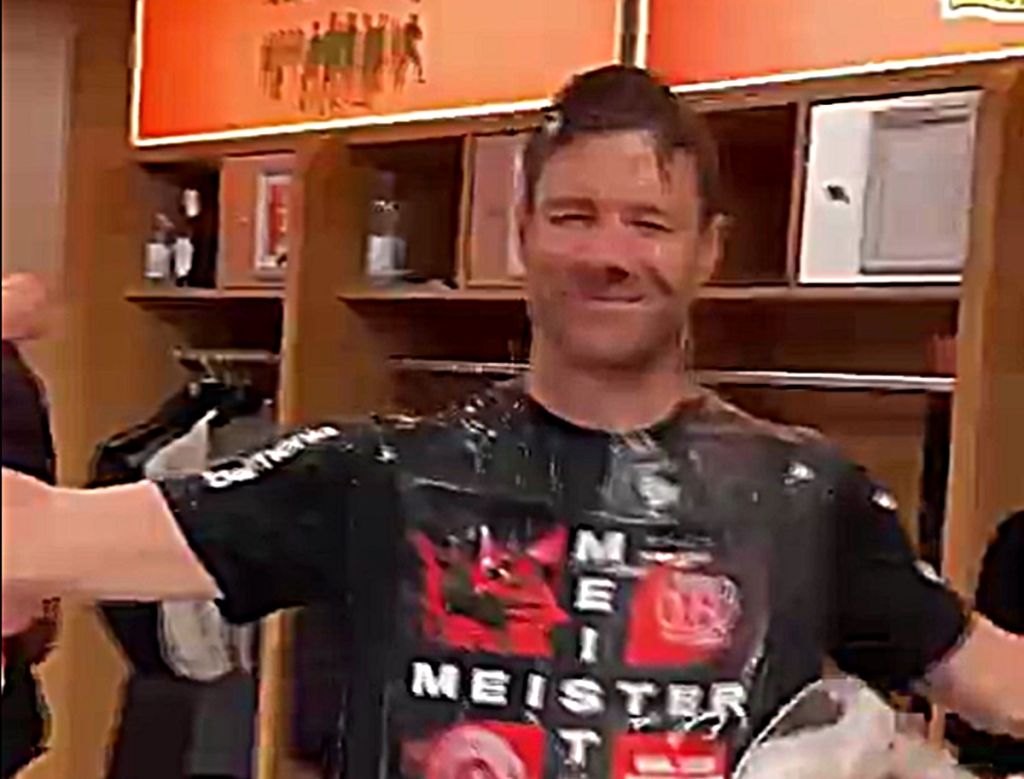 Έκανε… μπανάκι με μπύρα ο Τσάμπι Αλόνσο! (vid)