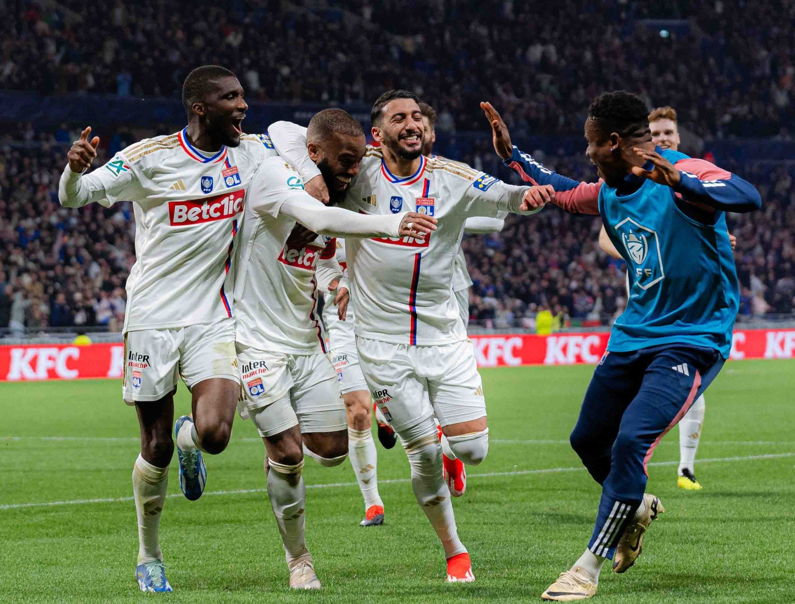 Τελικό η Λιόν, λαοθάλασσα και παράνοια στο χορτάρι της! (vids)