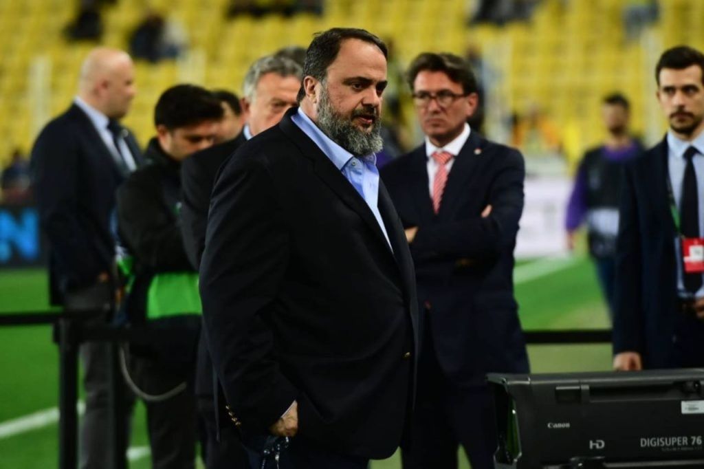 H πανηγυρική selfie του Μαρινάκη με τα τρία δάχτυλα μέσα στην Πόλη (pic)