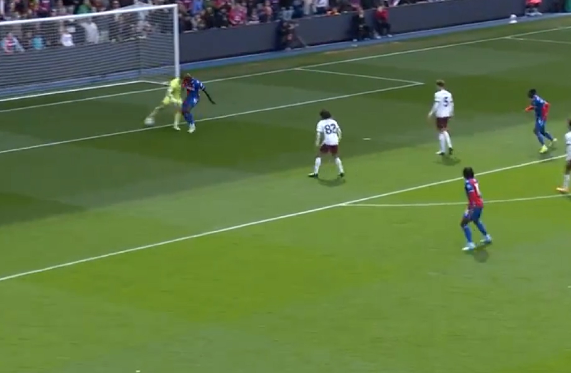 Η απίθανη ντρίμπλα του τερματοφύλακα της Σίτι στον Ματέτα (vid)