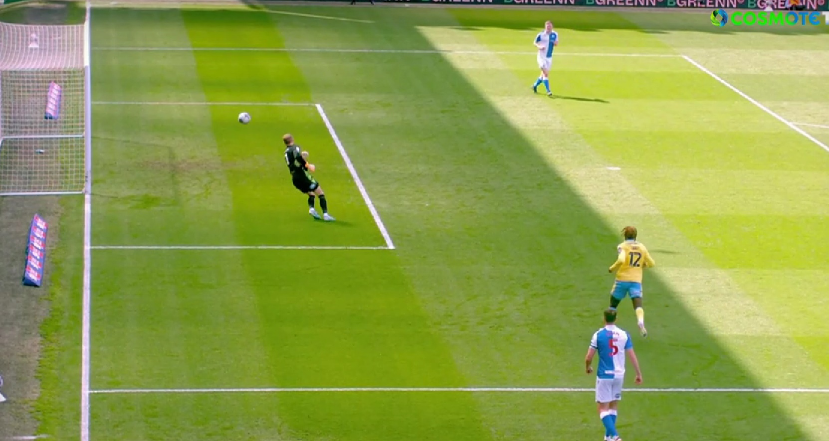 ΤΡΑΓΕΛΑΦΙΚΟ αυτογκόλ του τερματοφύλακα της Μπλάκμπερν! (vid)