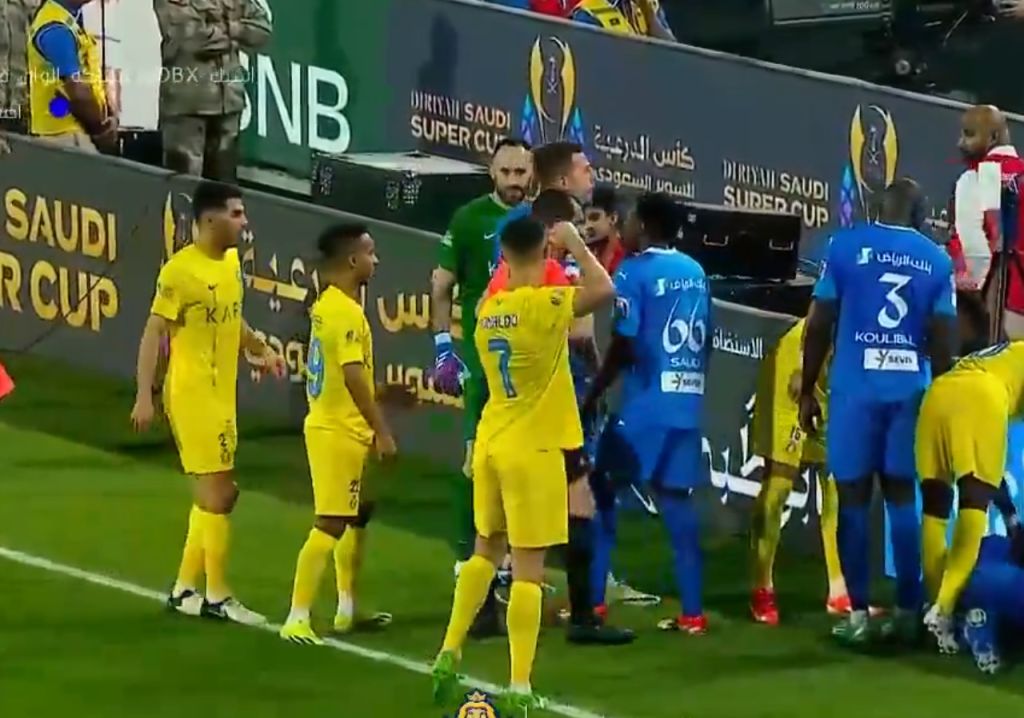 Εκτός εαυτού ο Κριστιάνο! Πήρε κόκκινη και πήγε να χτυπήσει τον διαιτητή! (vids)