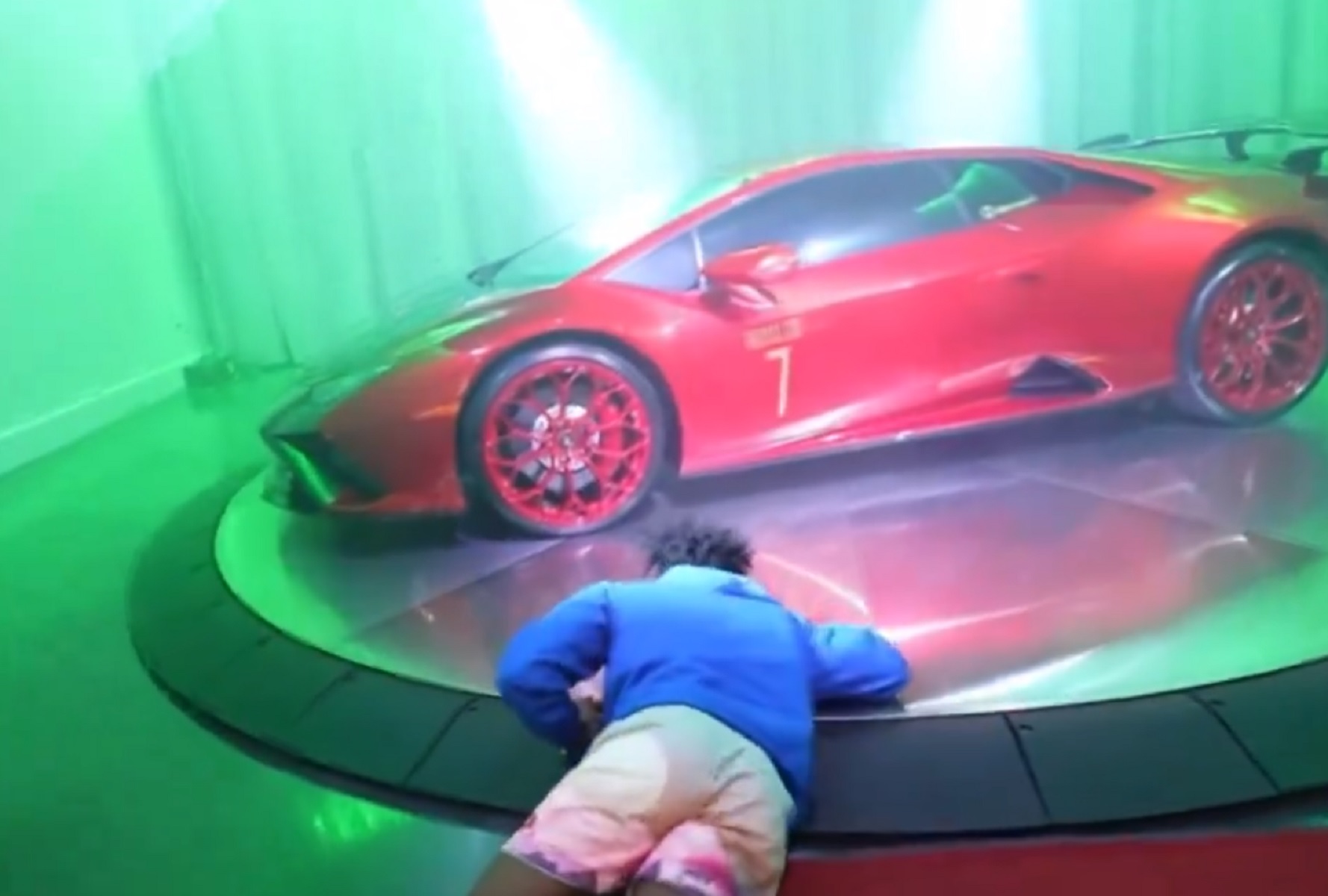 O YouTuber Speed απέκτησε Λαμποργκίνι στα χρώματα του Κριστιάνο και τρελάθηκε (vid)