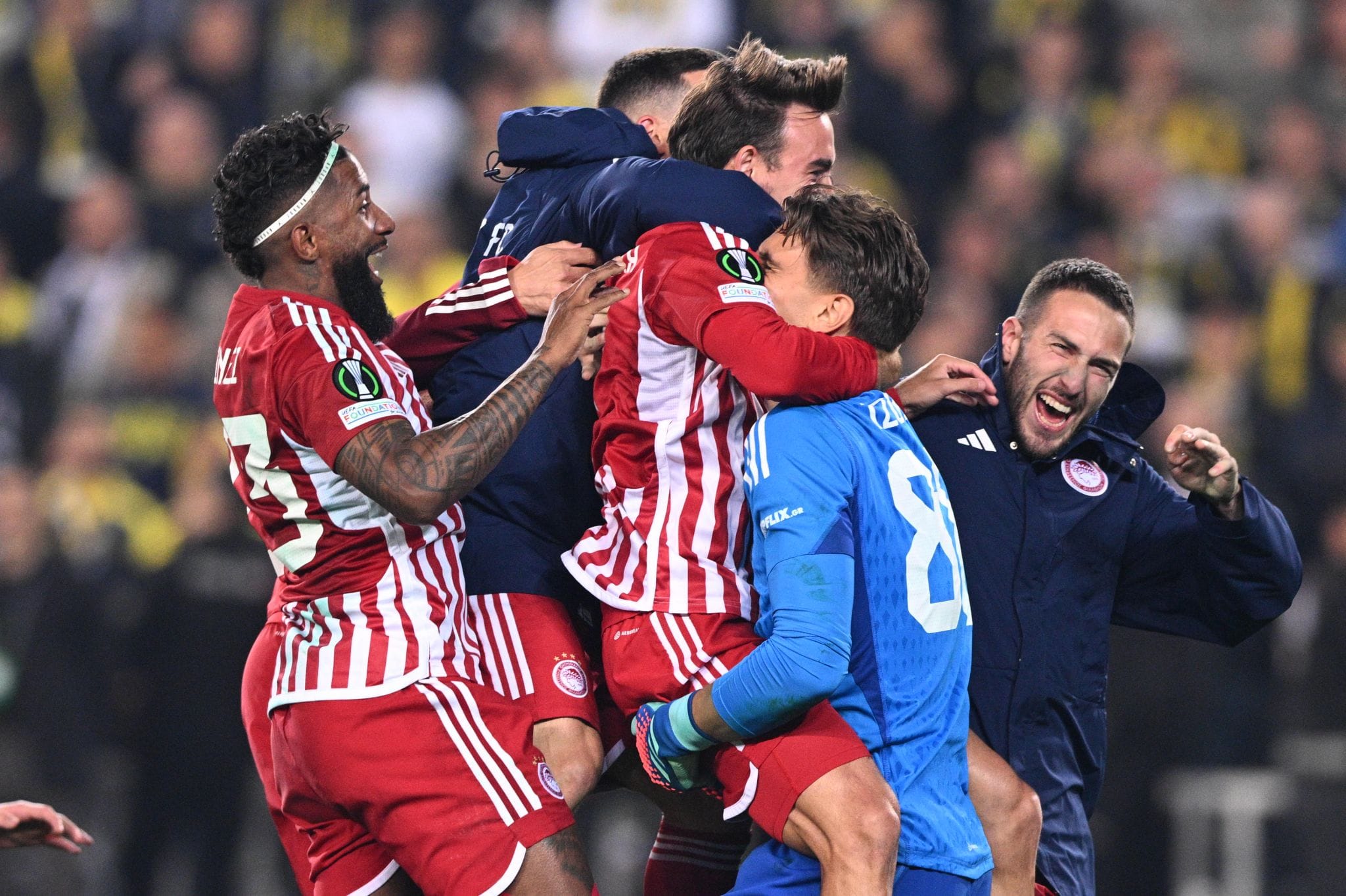 Ολυμπιακός: Οι πανηγυρισμοί στην Πόλη μετά την ιστορική πρόκριση! (vid)