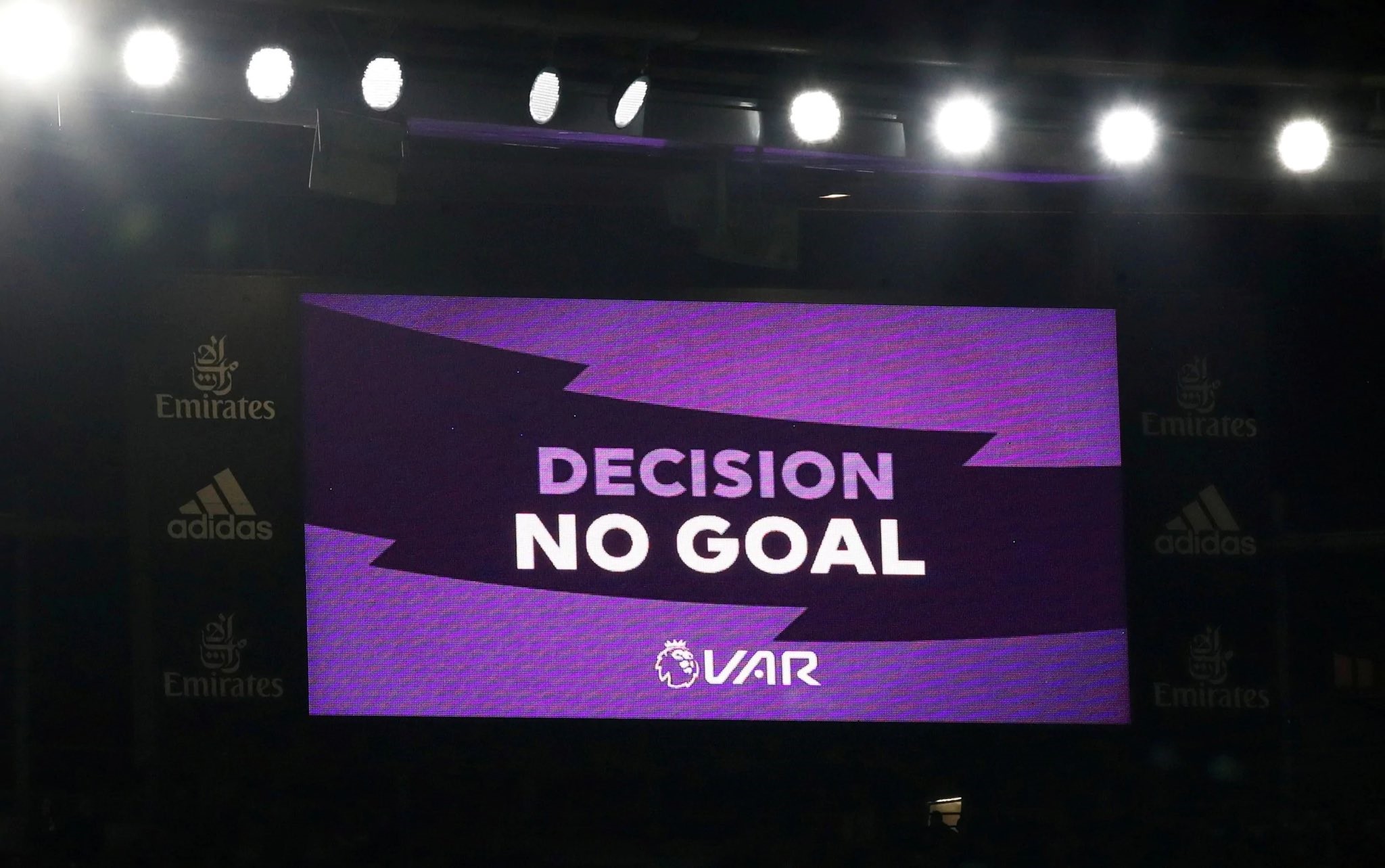 VAR: Το ποδόσφαιρο γίνεται… μπάσκετ – «Οι προπονητές θα έχουν δικαίωμα για challenge»