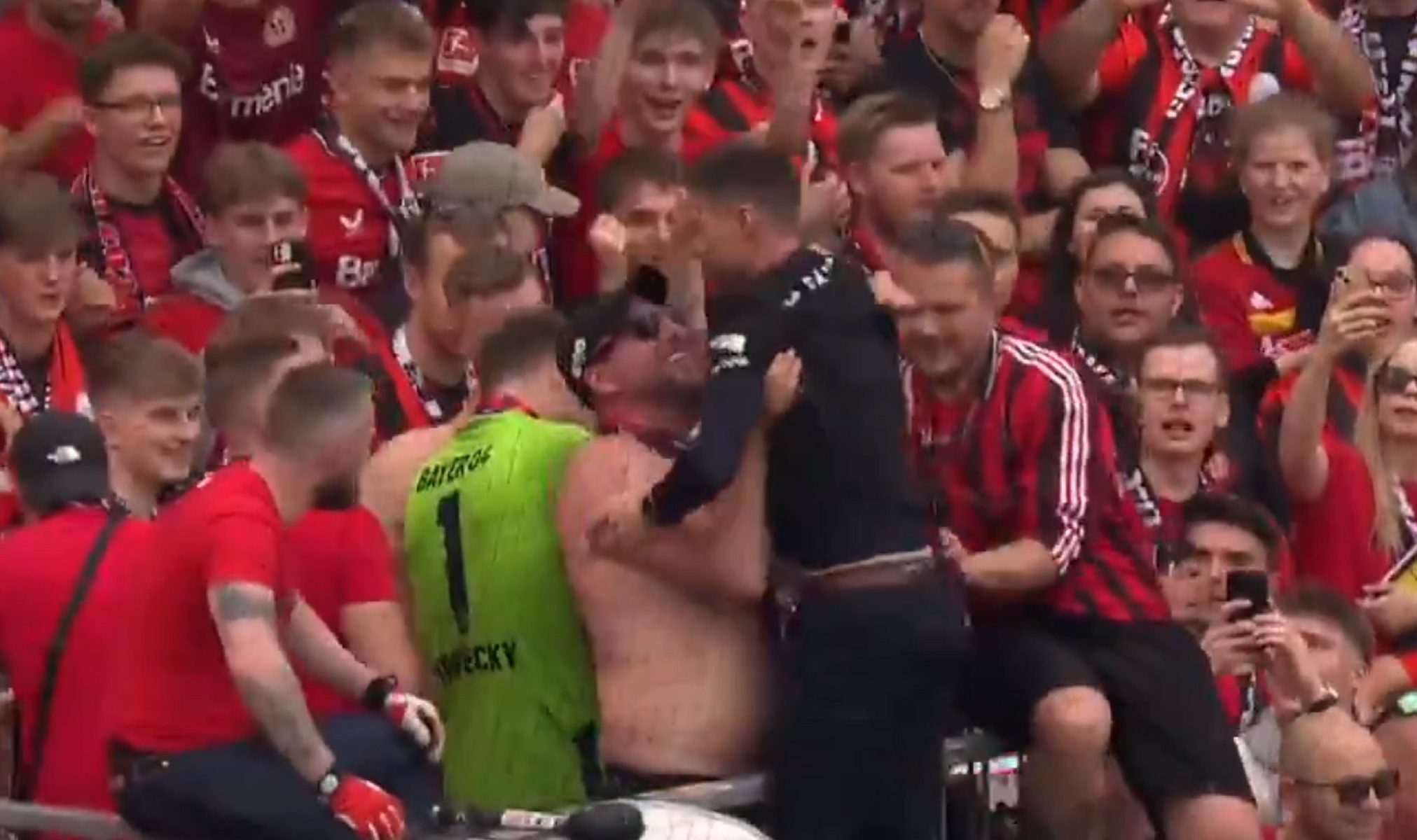 Ο Τσάμπι Αλόνσο εισέβαλε με τη Σαλατιέρα στους οργανωμένους της Λεβερκούζεν (vid)