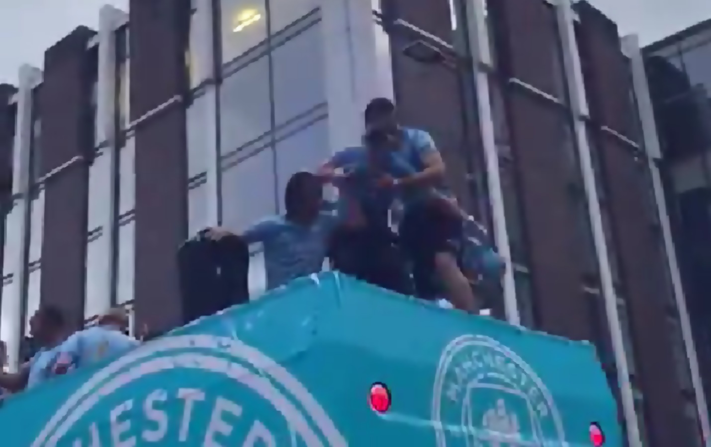 Πάλι λιώμα ο Γκρίλις, παραλίγο να πέσει από το πούλμαν της φιέστας της Σίτι! (vid)