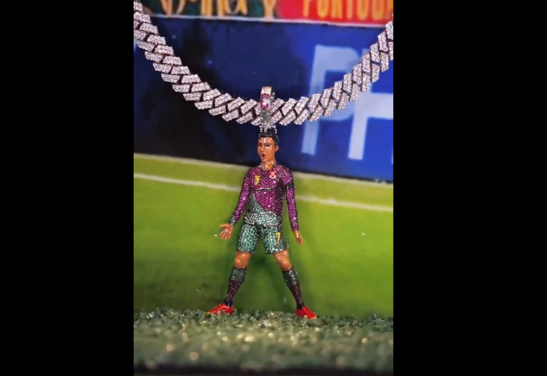 O Youtuber Speed απέκτησε διαμαντένιο κολιέ Κριστιάνο αξίας – κρατηθείτε – 100.000 ευρώ (vid)