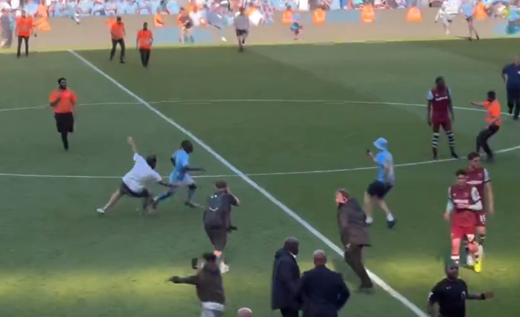 Ο Ντοκού μοίρασε… σακούλες ακόμη και στους οπαδούς της Σίτι (vid)