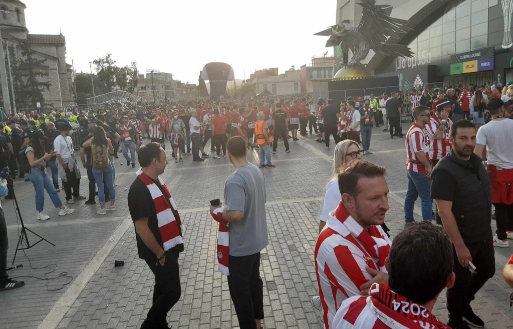 Τελικός Conference League: Ξεκίνησε από… νωρίς το πάρτι των φίλων του Ολυμπιακού! (pics)