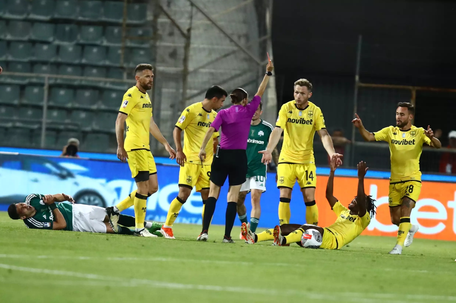 «L’Equipe» και «Daily Mail» για τον τελικό του Κυπέλλου Ελλάδος: «Άνθρωποι του Άρη επιτέθηκαν στην Φραπάρ»!