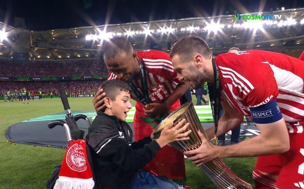 Ρίγη συγκίνησης με τον Γιαννάκη να σηκώνει το τρόπαιο του Conference League (vid)