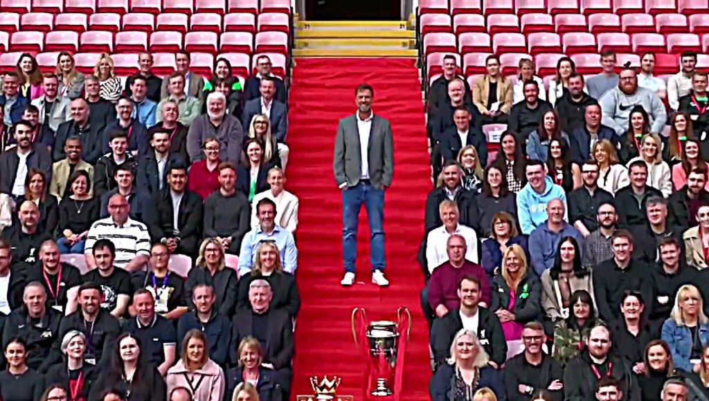 Δεν ξεχνά κανέναν ο Κλοπ, πόζαρε με όλους τους συνεργάτες του στα 9 χρόνια με τη Λίβερπουλ! (vid)