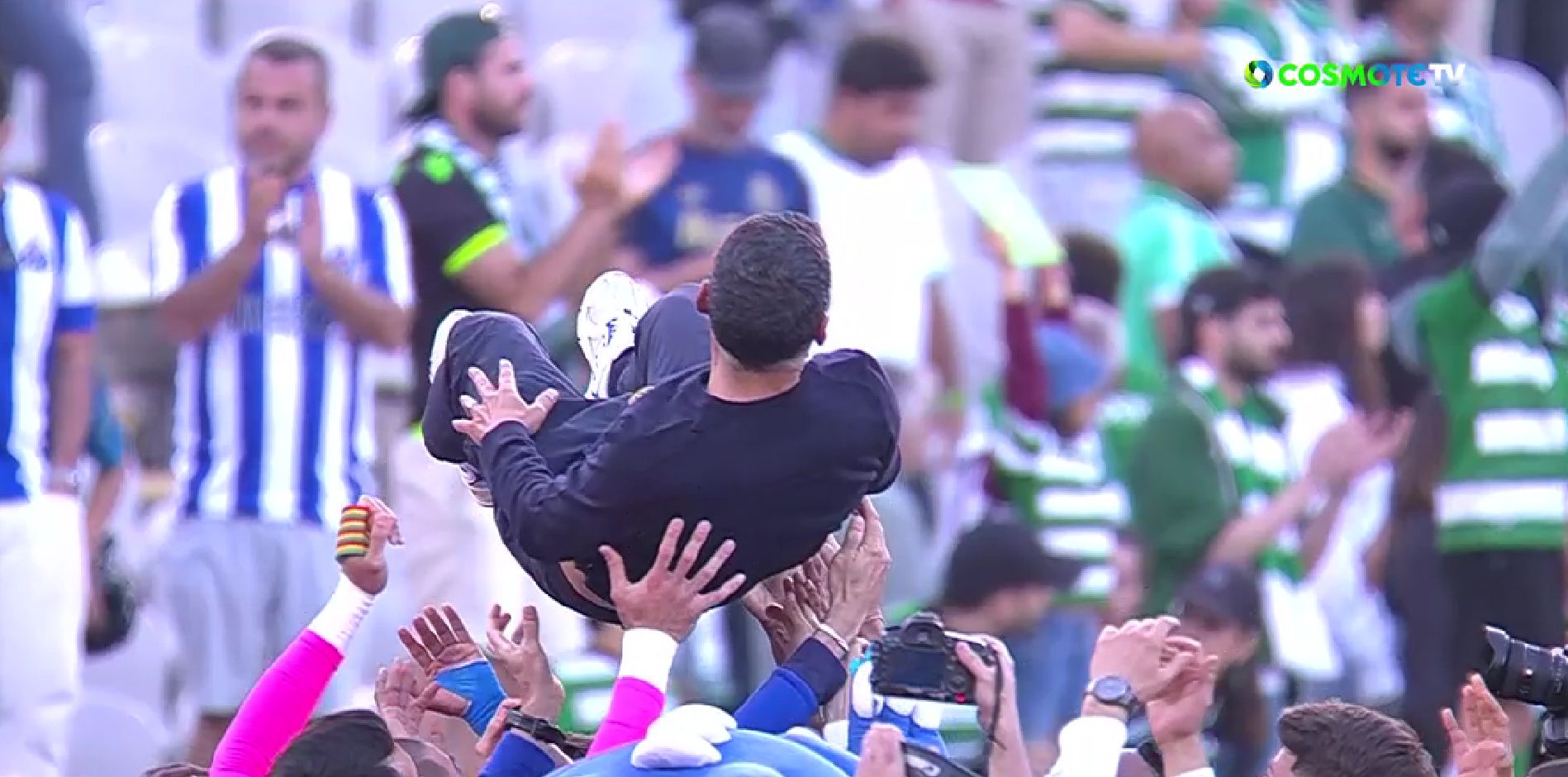 O Κονσεϊσάο έδειξε σε όλη την Πορτογαλία πόσο μεγάλη την έχει την… αγάπη από τους παίκτες του! (vids)