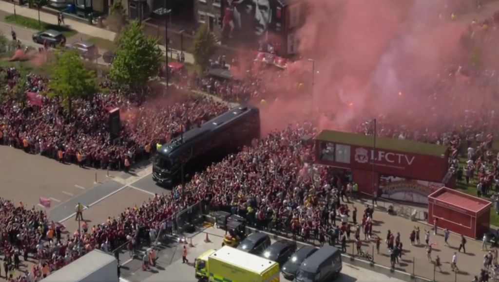 Λίβερπουλ: Λαοθάλασσα στο «Άνφιλντ» στην άφιξη της αποστολής! (vid)