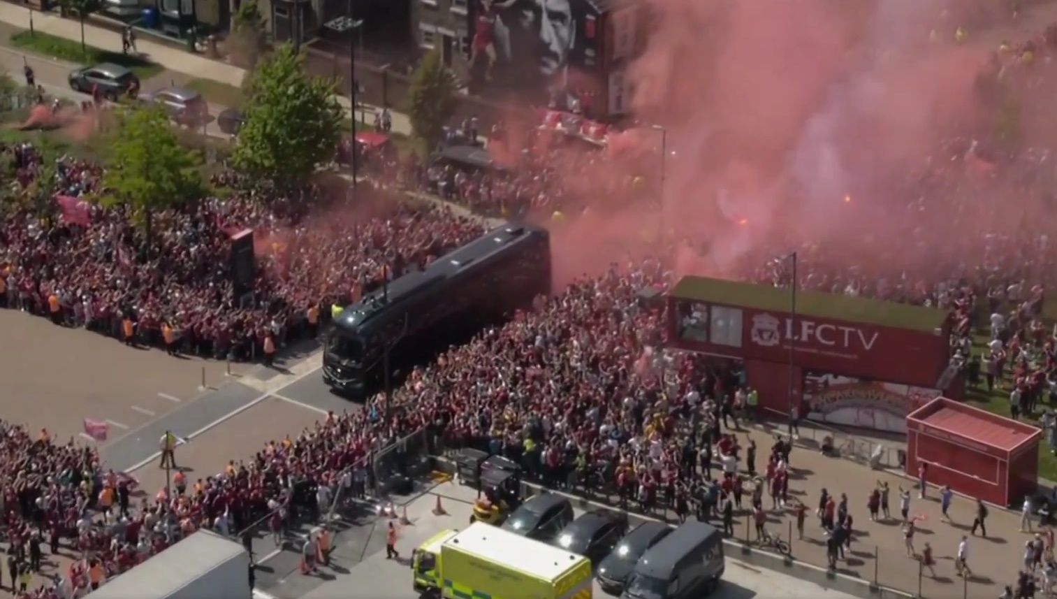 Λίβερπουλ: Λαοθάλασσα στο «Άνφιλντ» στην άφιξη της αποστολής! (vid)