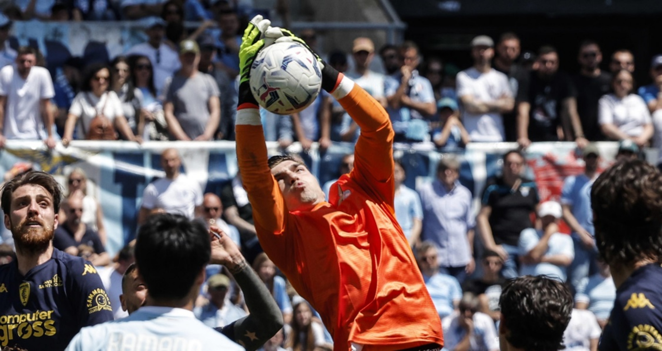 Η Ίντερ… παρακολουθεί στενά τον Μανδά!