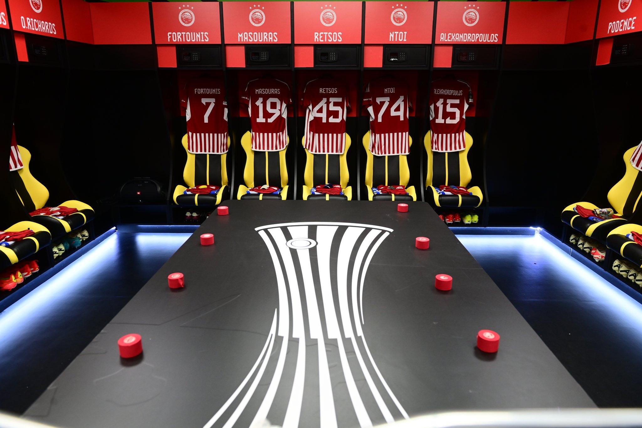 Τελικός Conference: Με αυτούς σηκώνει την κούπα ο Ολυμπιακός! (pic)