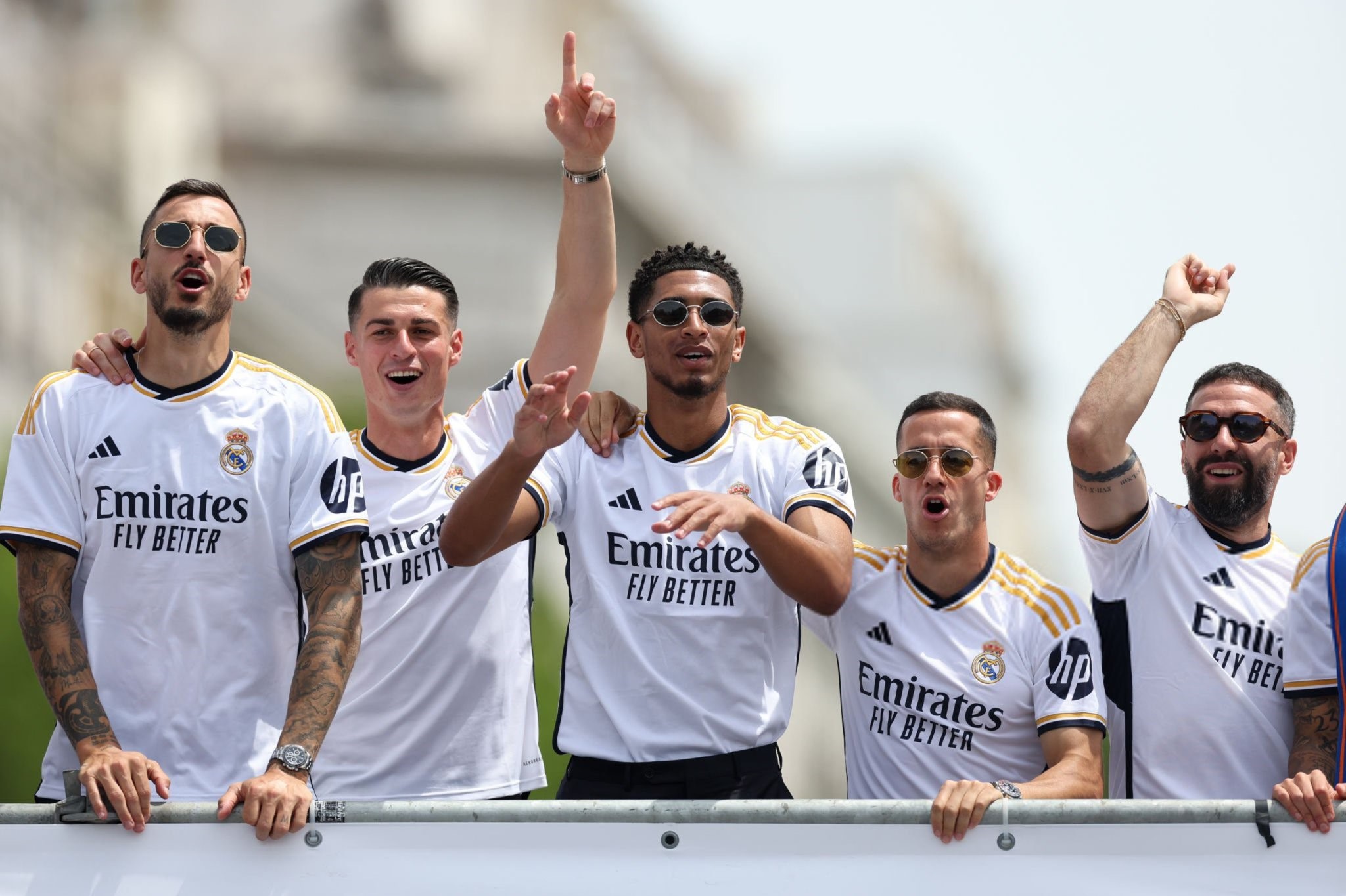 ΧΑΜΟΣ στην Μαδρίτη – Η παρέλαση της Ρεάλ για το 36ο…. και το πούρο του Αντσελότι (vid)