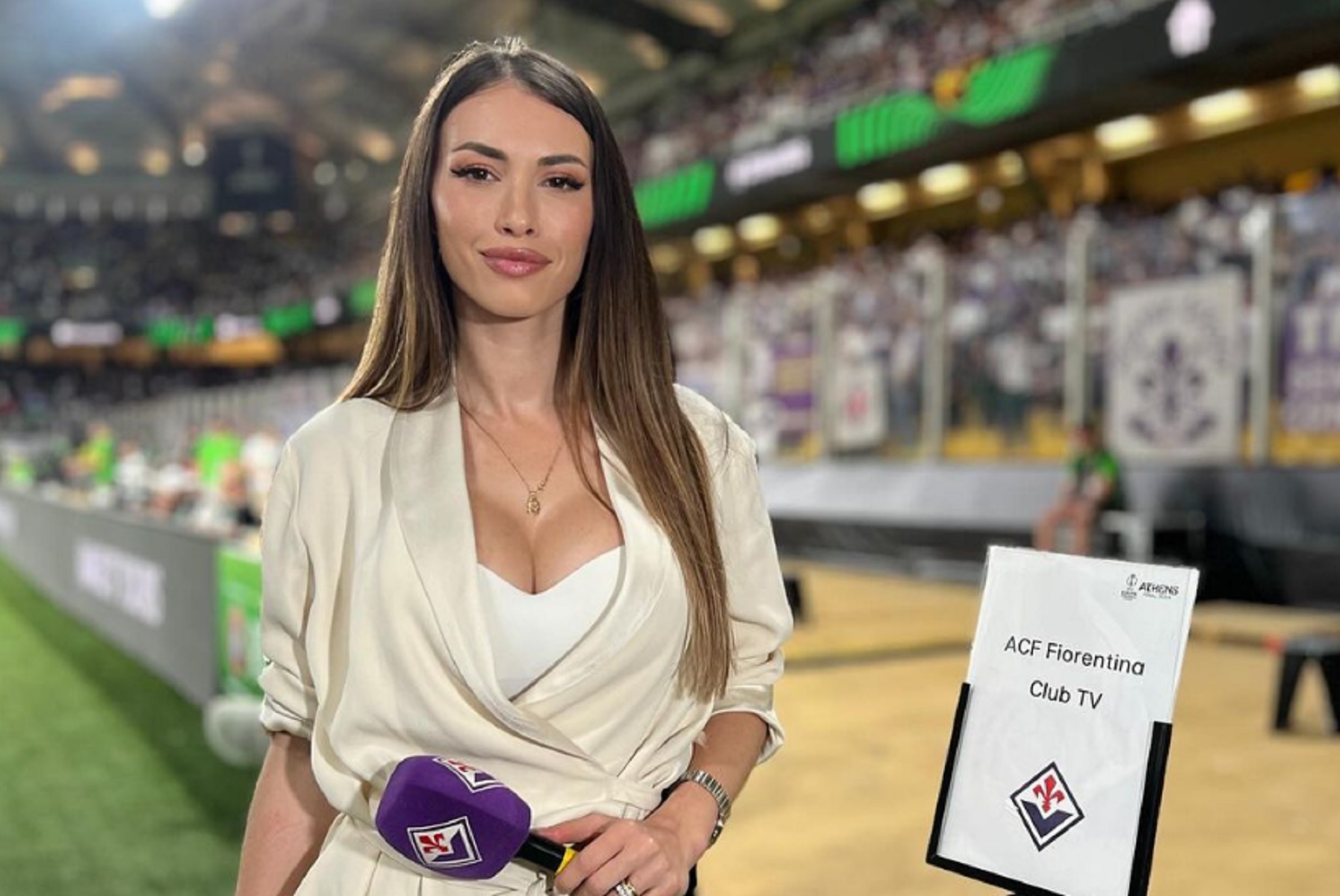 Η OPAP Arena μαγεύτηκε από την εντυπωσιακή ρεπόρτερ της Φιορεντίνα (pics)