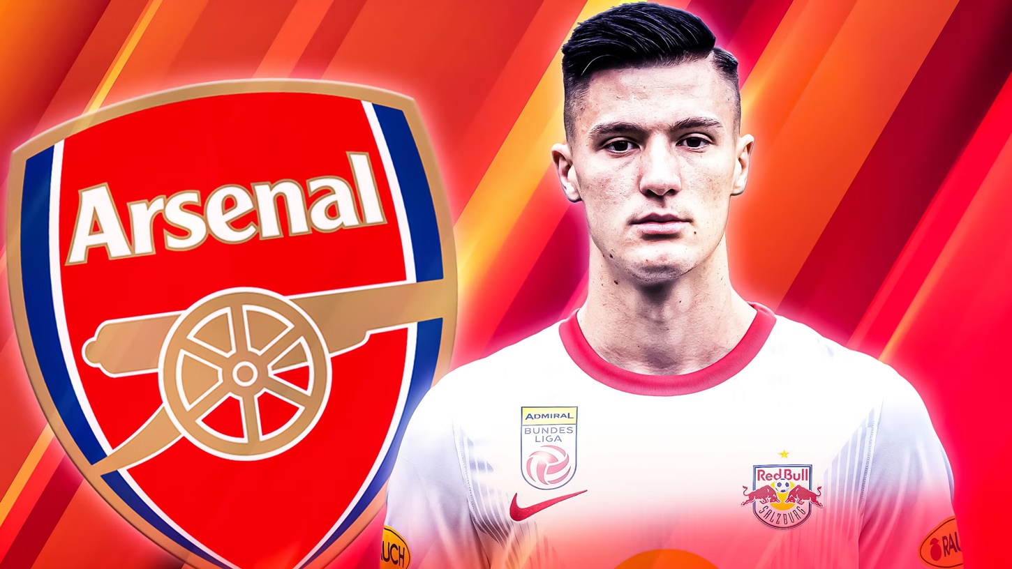 Ο killer της Λειψίας κάνει σαν τρελός να φορέσει τη φανέλα της Άρσεναλ!