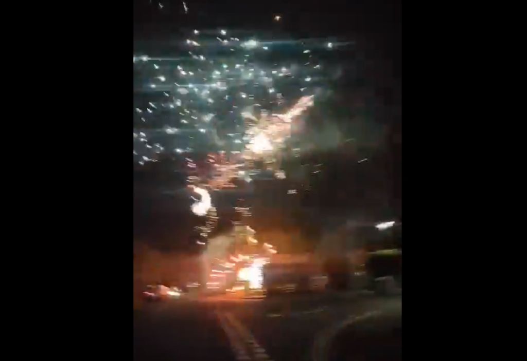 Οπαδοί της Άρσεναλ έκαναν τη νύχτα… μέρα έξω από το ξενοδοχείο που βρίσκεται η Σίτι (vids)