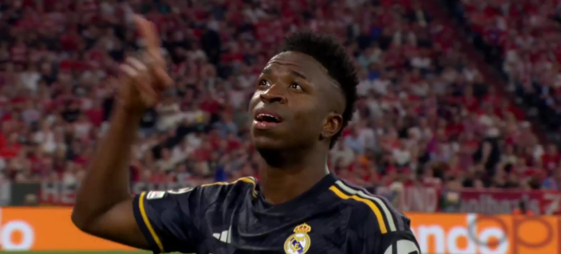 O Βινίσιους μόλις έκανε το 2-2 τα… έδειξε στον κόσμο της Μπάγερν Μονάχου! (vid)