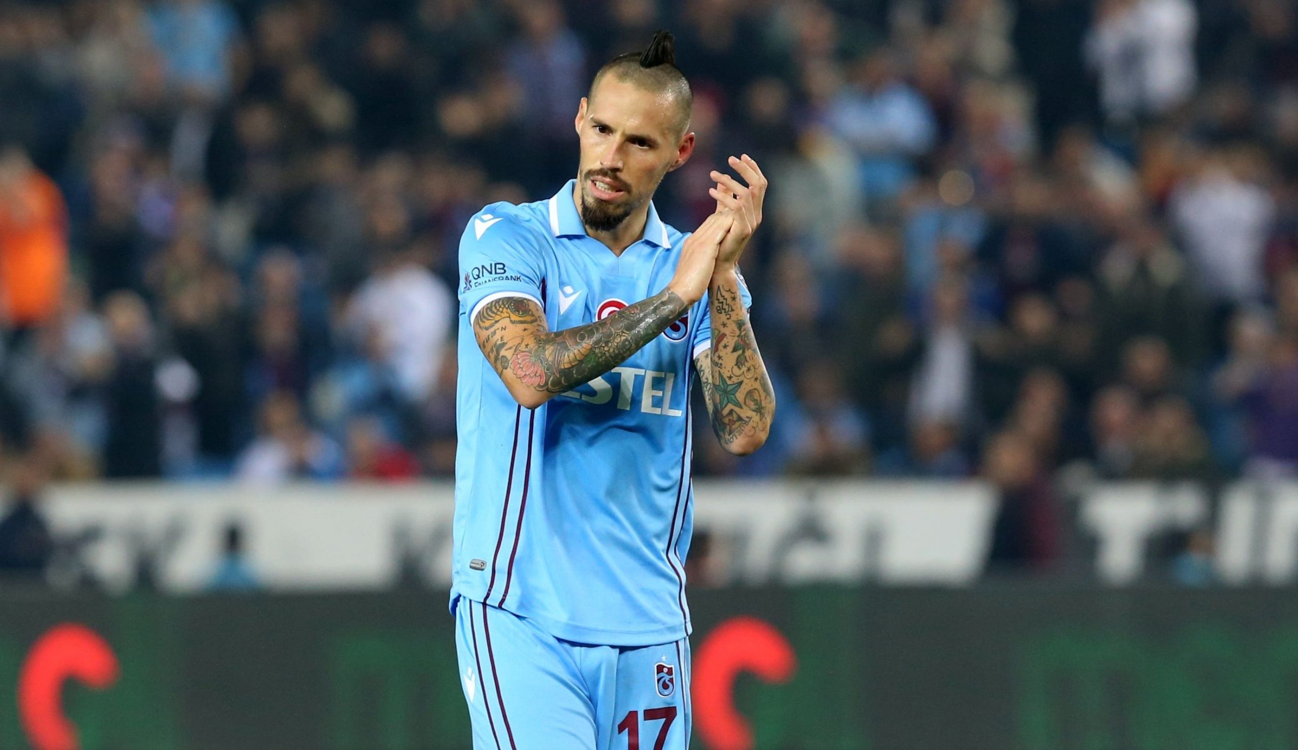 O Χάμσικ έπιασε… πάτο: Από θρύλος της Νάπολι πλέον βγάζει φωτογραφίες φιλάθλους! (pic)