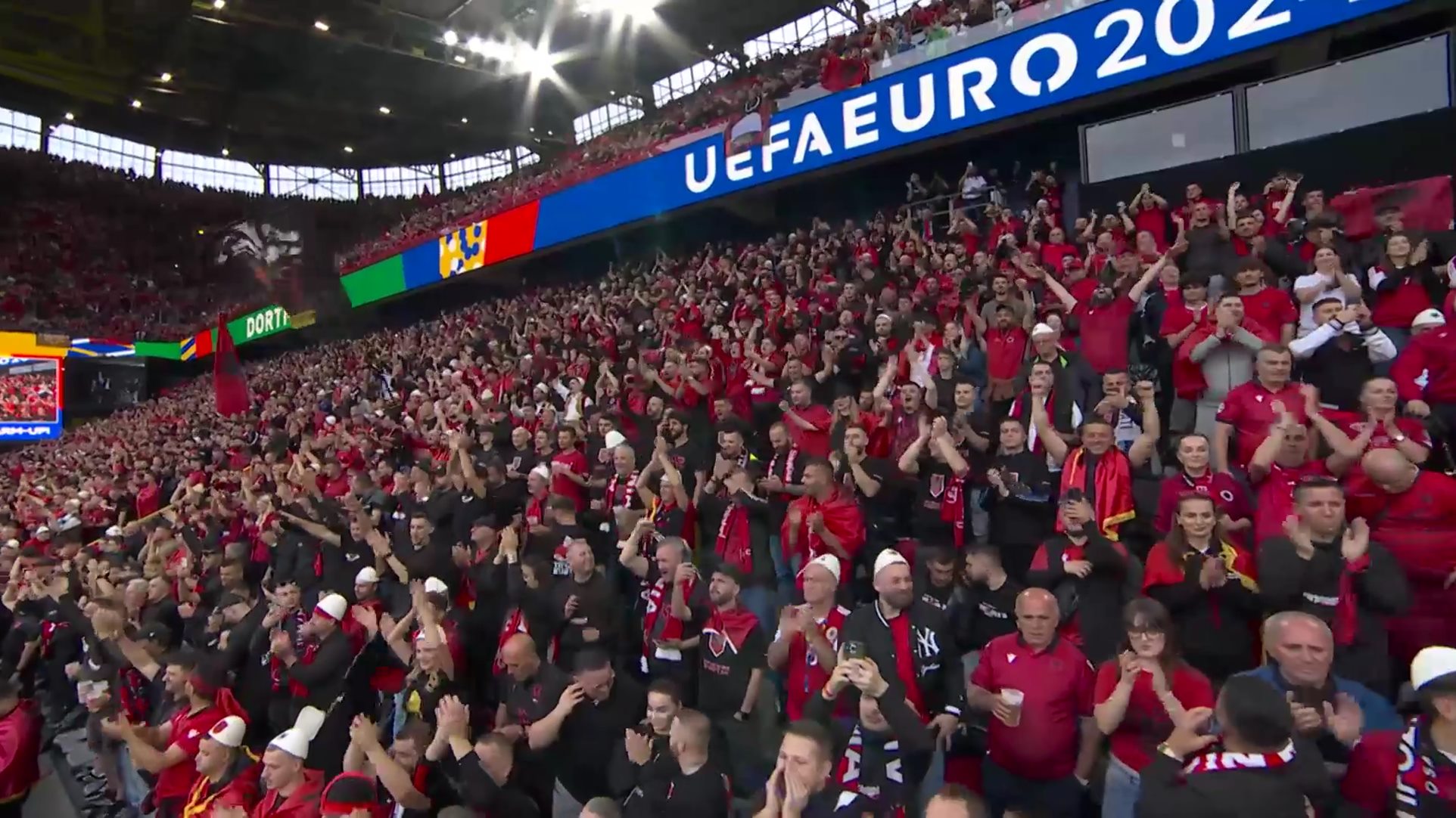 Αλβανία, αυτή είναι η μεγάλη σου ώρα: 40.000 Αλβανοί δίπλα στην εθνική τους! (vids)