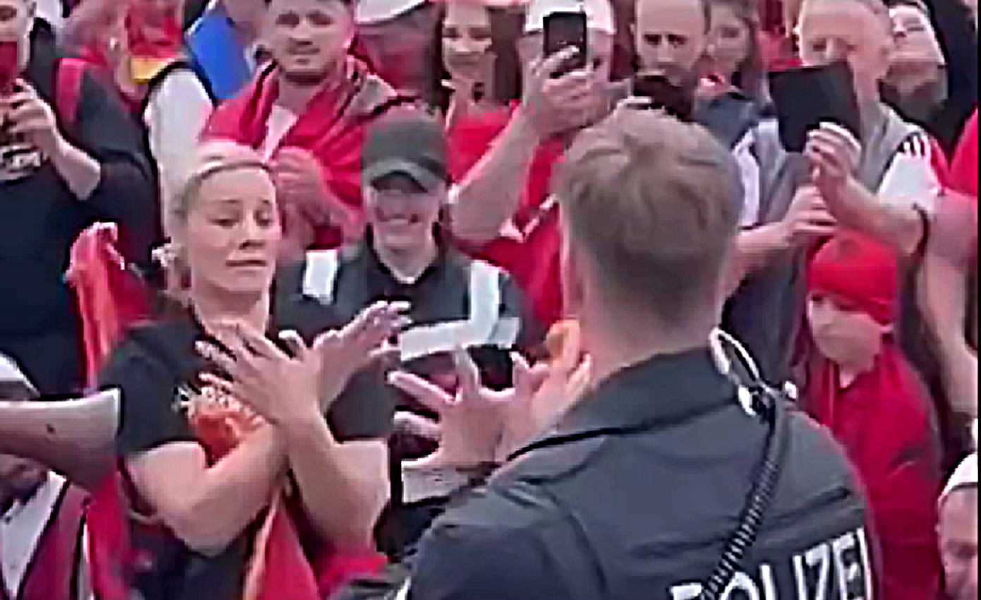 Γερμανός αστυνομικός χορεύει μαζί με Αλβανούς φιλάθλους και γίνεται viral! (vid)