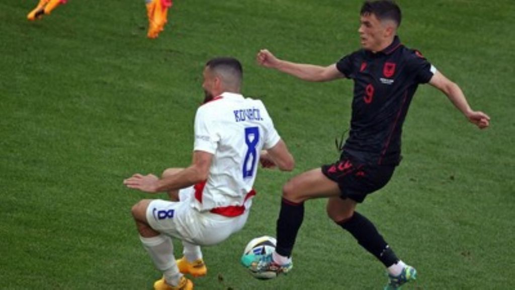 To εκπληκτικό παπούτσι Super Mario που φορούσε ο Ασάνι στο Κροατία – Αλβανία (pic)