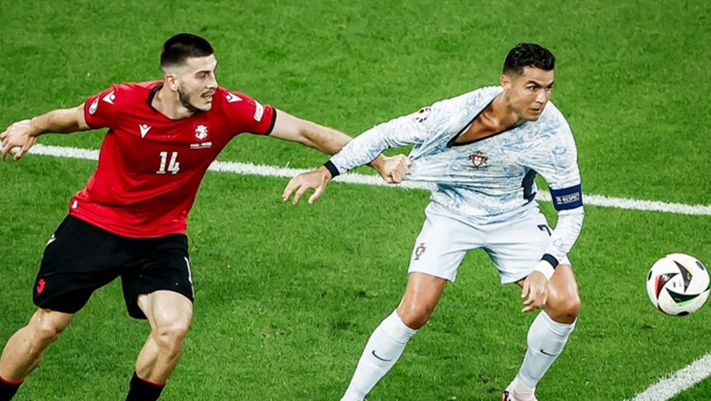 «Άσφαιρος» για πρώτη φορά σε ομίλους ο Κριστιάνο – Του τράβηξαν τη φανέλα αλλά όχι πέναλτι (vid)