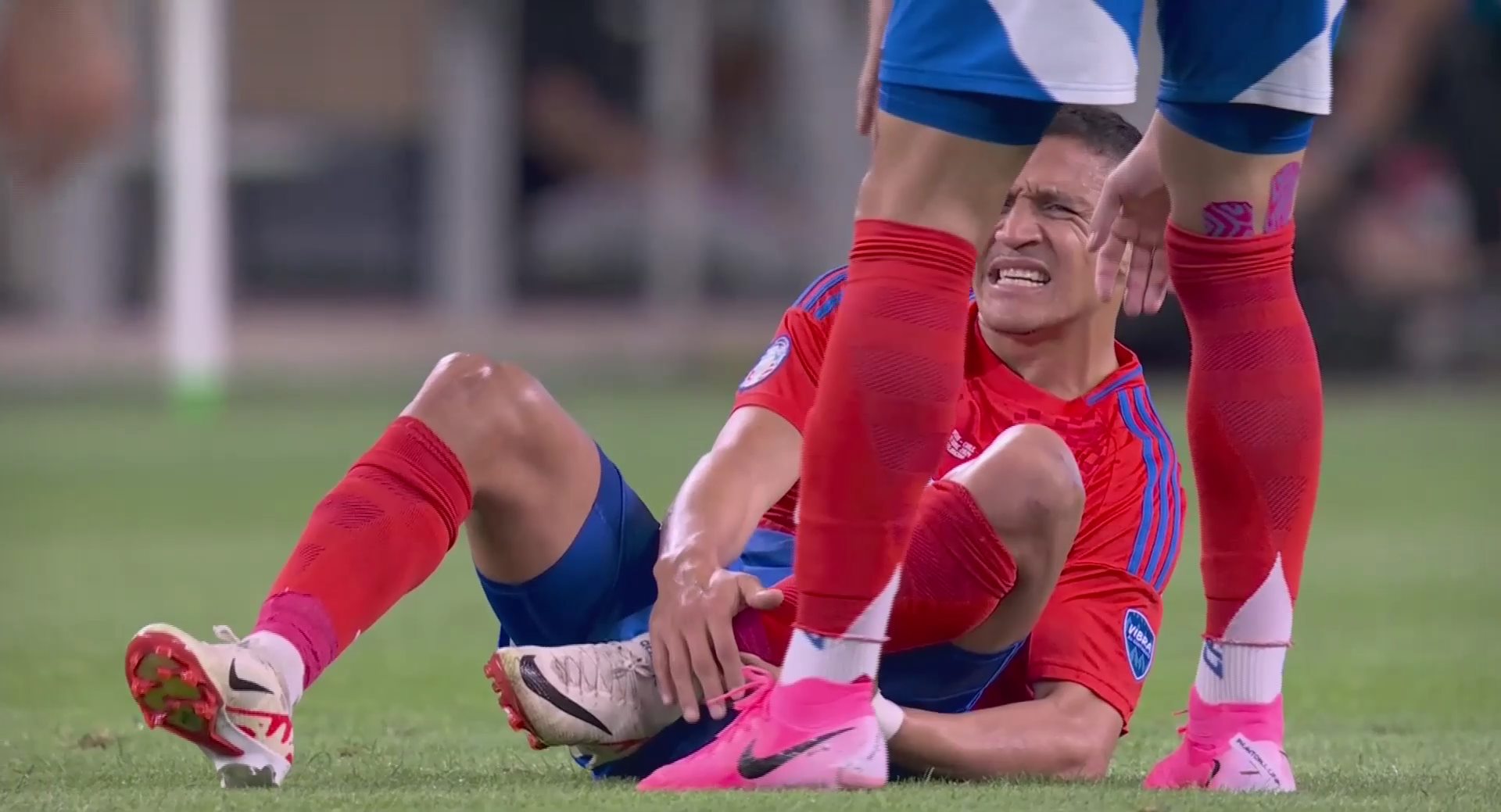 Αυτό είναι το Copa America που αγαπήσαμε: Παίκτης του Περού έδωσε τα πόδια στο… χέρι του Σάντσες! (vid)