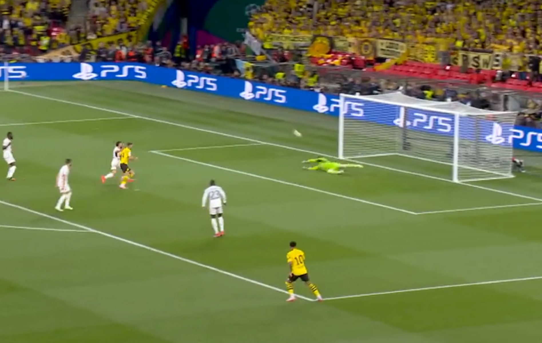 Ο «Κέρβερος» Κουρτουά σταμάτησε όπως μόνο αυτός ξέρει τον Ζάμπιτσερ (vid)